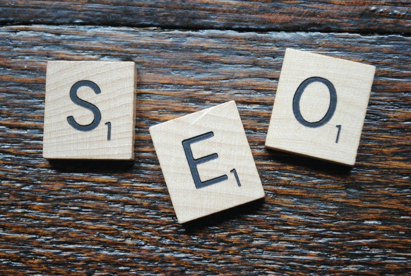 GEO vs. SEO — Unterschiede zwischen klassischer Suchmaschinenoptimierung und KI-Sichtbarkeit